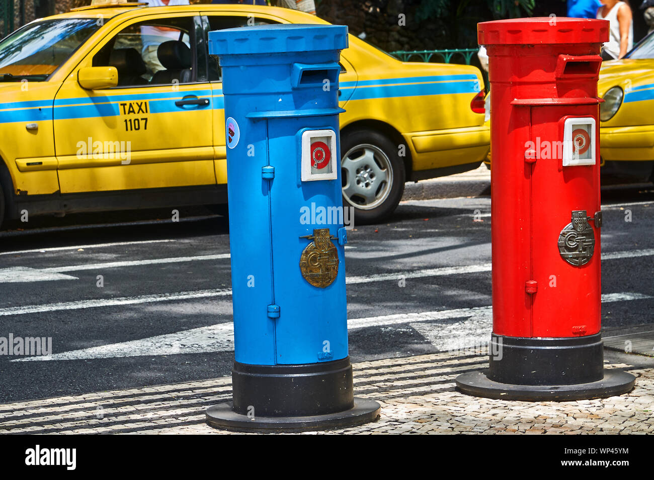 Funchal, Madère et rouge, ordinaires et airmail post box aux côtés d'un bleu, Express post, post box. Banque D'Images