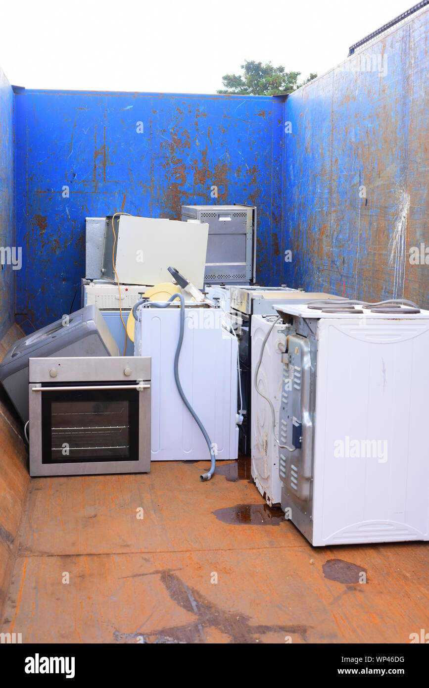 Déchets des équipements électriques et électroniques (DEEE) à gauche pour recyclage recyclage de déchets ménagers conseil Royaume-Uni centre Banque D'Images