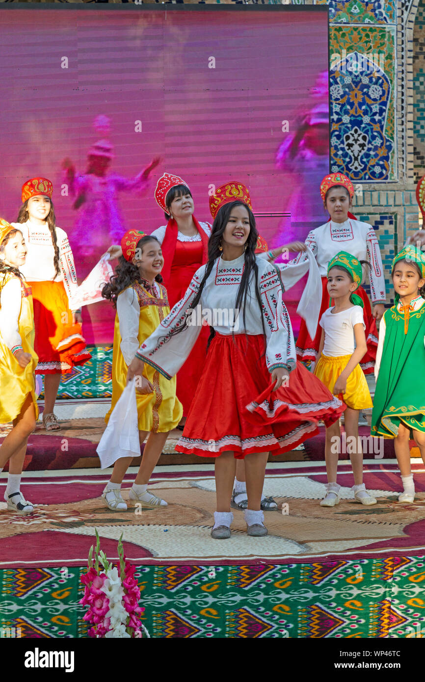 Boukhara, Ouzbékistan. Les enfants vêtus de costumes traditionnels ouzbek et russe, danse russe et de l'Ouzbek folk et chansons traditionnelles. Banque D'Images