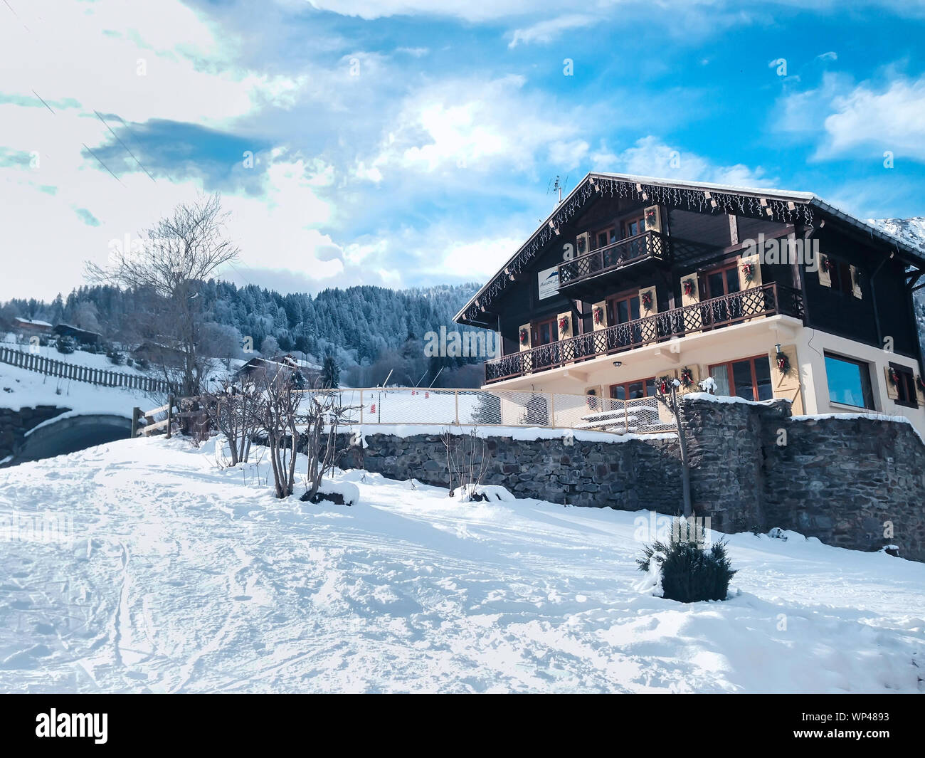 Chamonix, France - le 25 janvier 2015 : Belle maison de style alpin décorés dans les Alpes, Chamonix, France Banque D'Images
