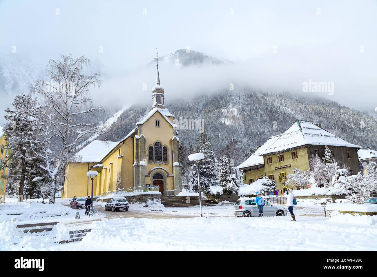 Chamonix, France - 30 janvier 2015 : Église dans la ville de Chamonix, France, Alpes en hiver et les gens Banque D'Images