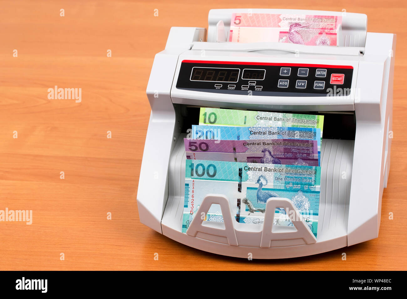 Nouvelle série de nouveau Metical mozambicain dans une machine de comptage Banque D'Images