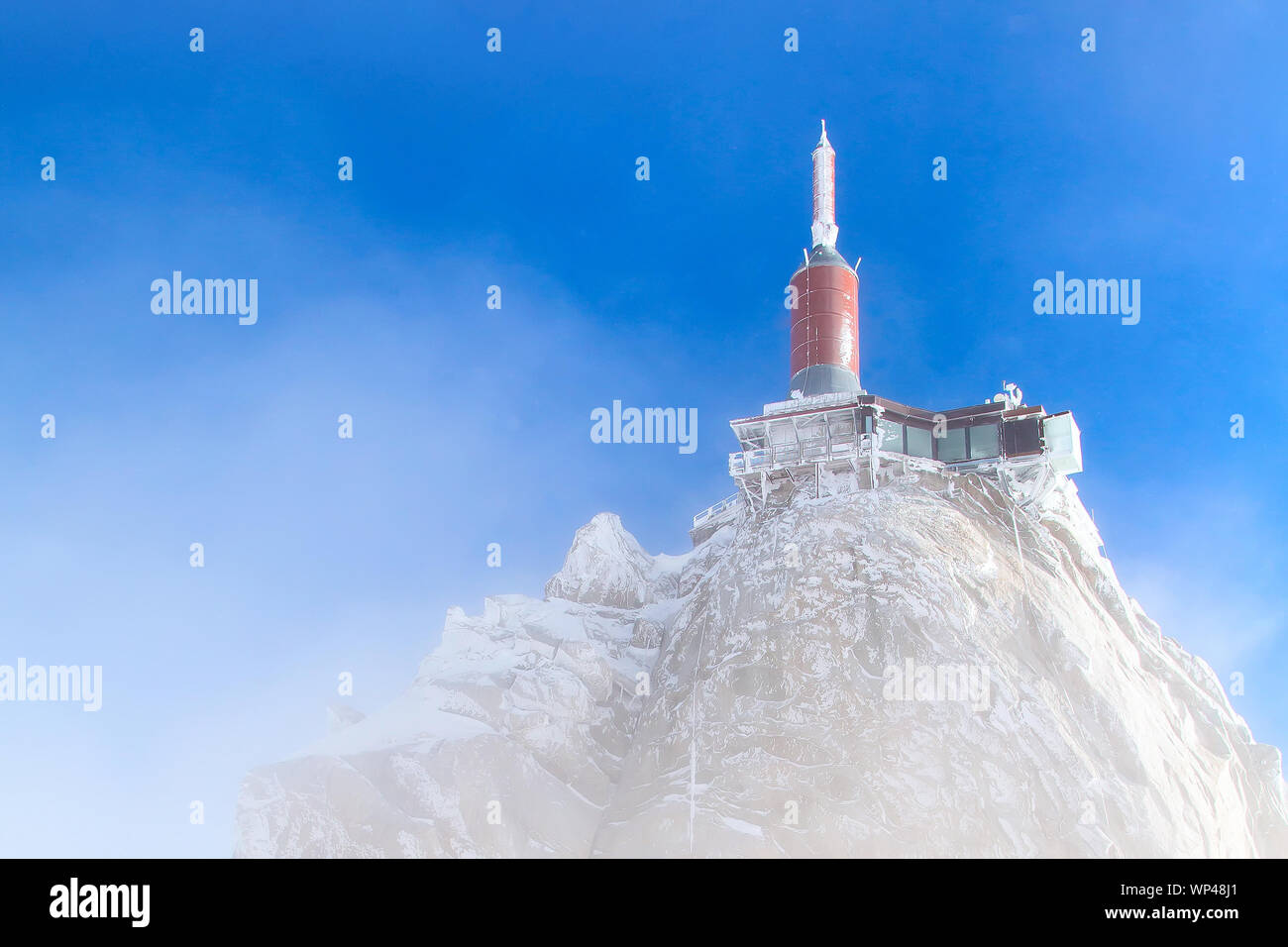 Le sommet de montagne gare de l'Aiguille du Midi à Chamonix (France) dans le brouillard Banque D'Images