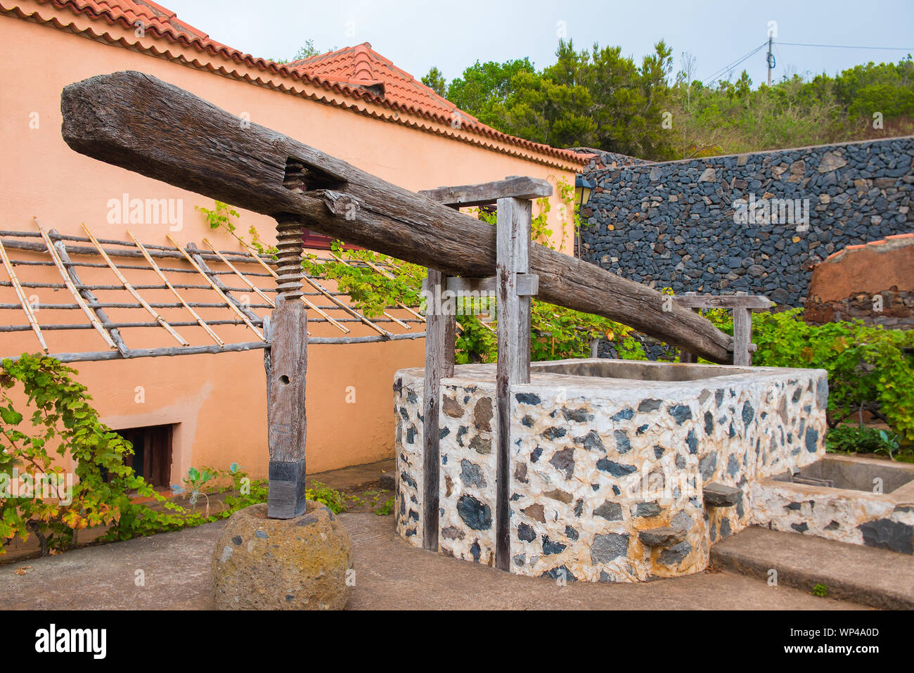 Ancienne presse traditionnelle pour écraser les raisins pour faire le jus de raisin, ou moût, pour la fabrication du vin. Sur l'île de la, Gomera, îles Canaries, Espagne Banque D'Images