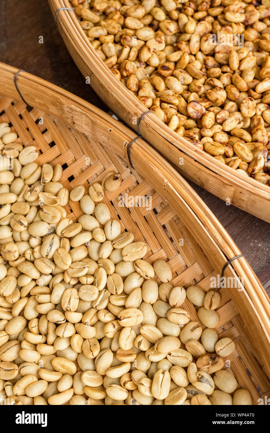 Le séchage au soleil des grains de café Banque D'Images