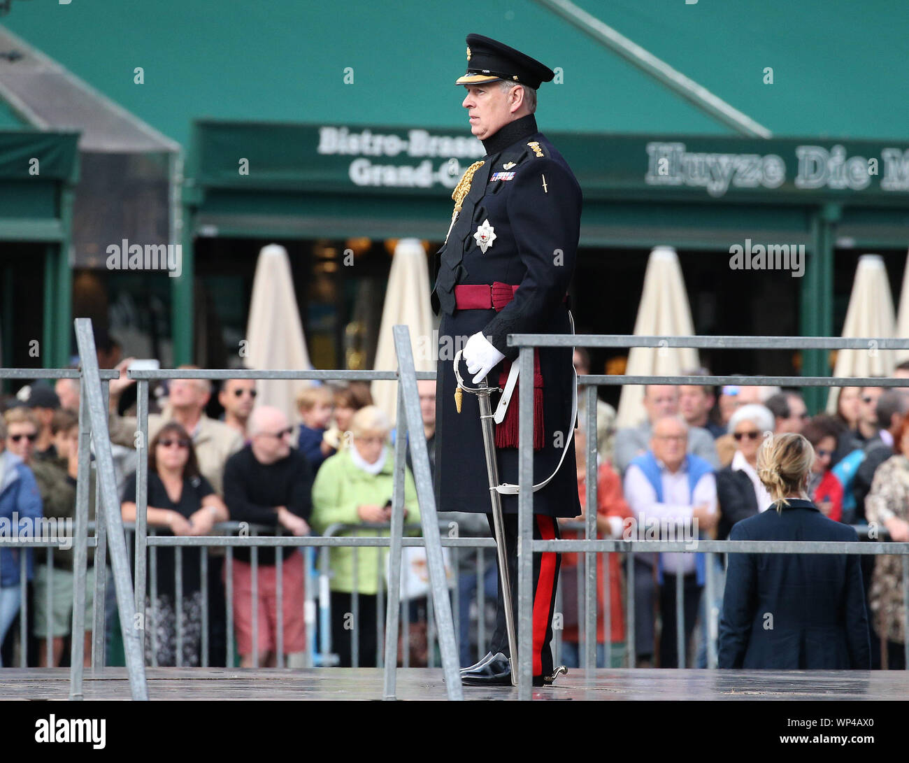 Le duc de York, dans son rôle de colonel des Grenadier Guards, lors d'un mémorial à Bruges pour marquer le 75e anniversaire de la libération de la ville belge. Banque D'Images