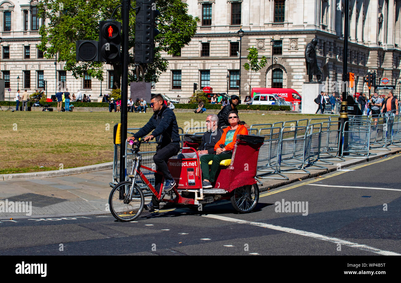 Pousse-pousse à vélo à Londres avec les passagers Banque D'Images