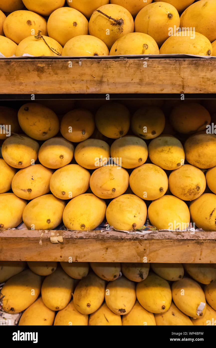 Pile de jaune douce Thai mango Mamuang arraché les noms affichés sur les fruits stall Kaew shop Banque D'Images
