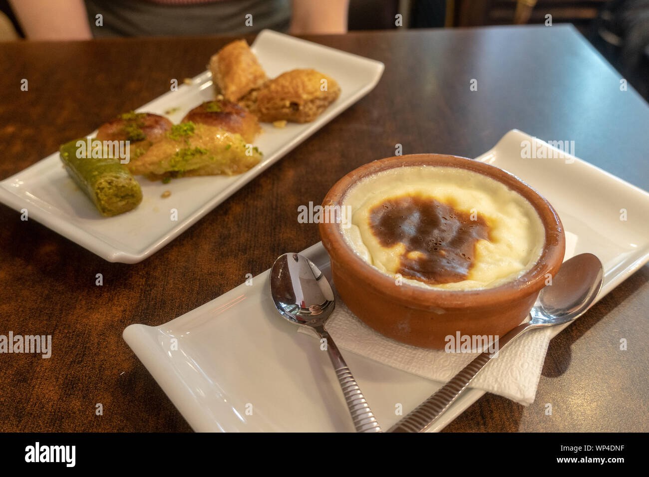 Desserts turcs - baklava et du riz au lait Banque D'Images