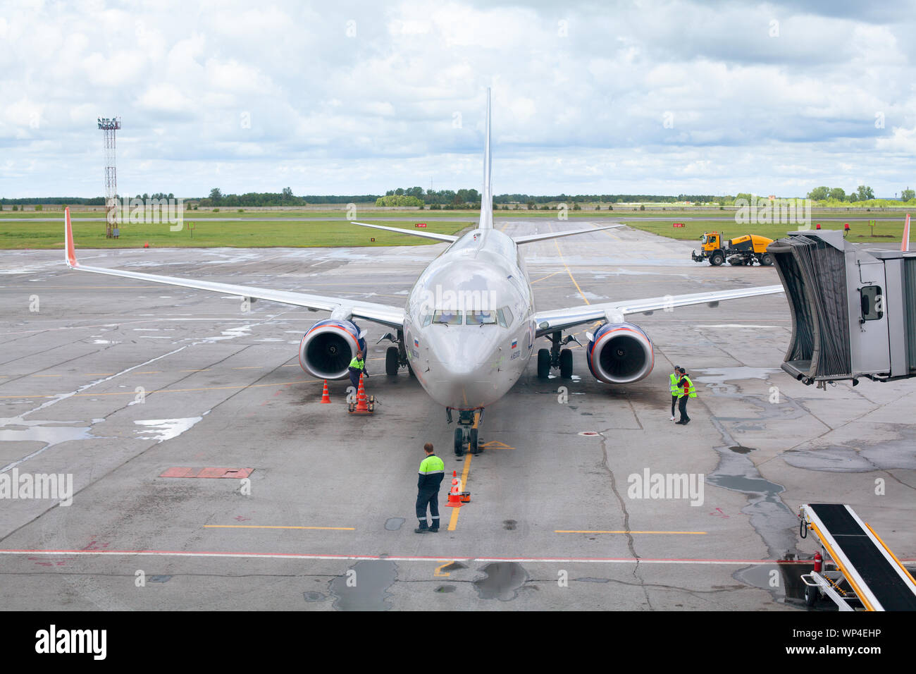 NOVOSIBIRSK, RUSSIE Aéroport Tolmachevo, des services au sol de l'avion Boeing 737-800 le nom de N. Leskov, Aeroflot Airlines, chargement des bagages Banque D'Images