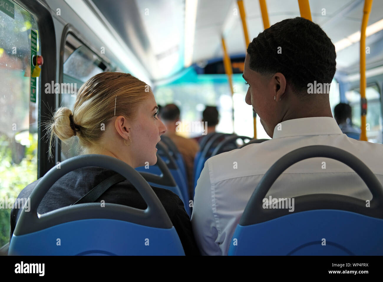 Un couple en noir et blanc sur un bus de Londres Banque D'Images