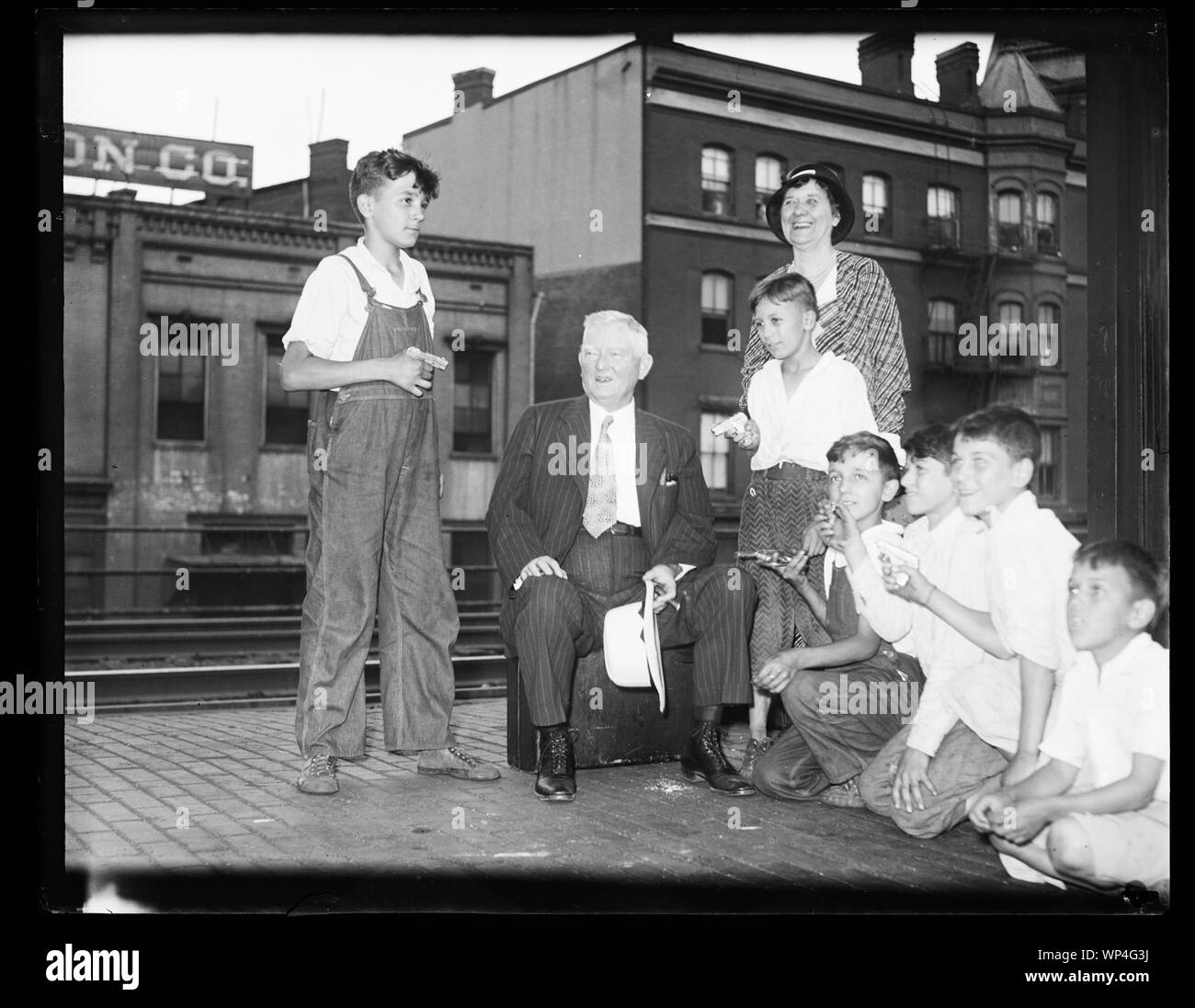 John Nance Garner sur plate-forme du train avec les enfants Banque D'Images