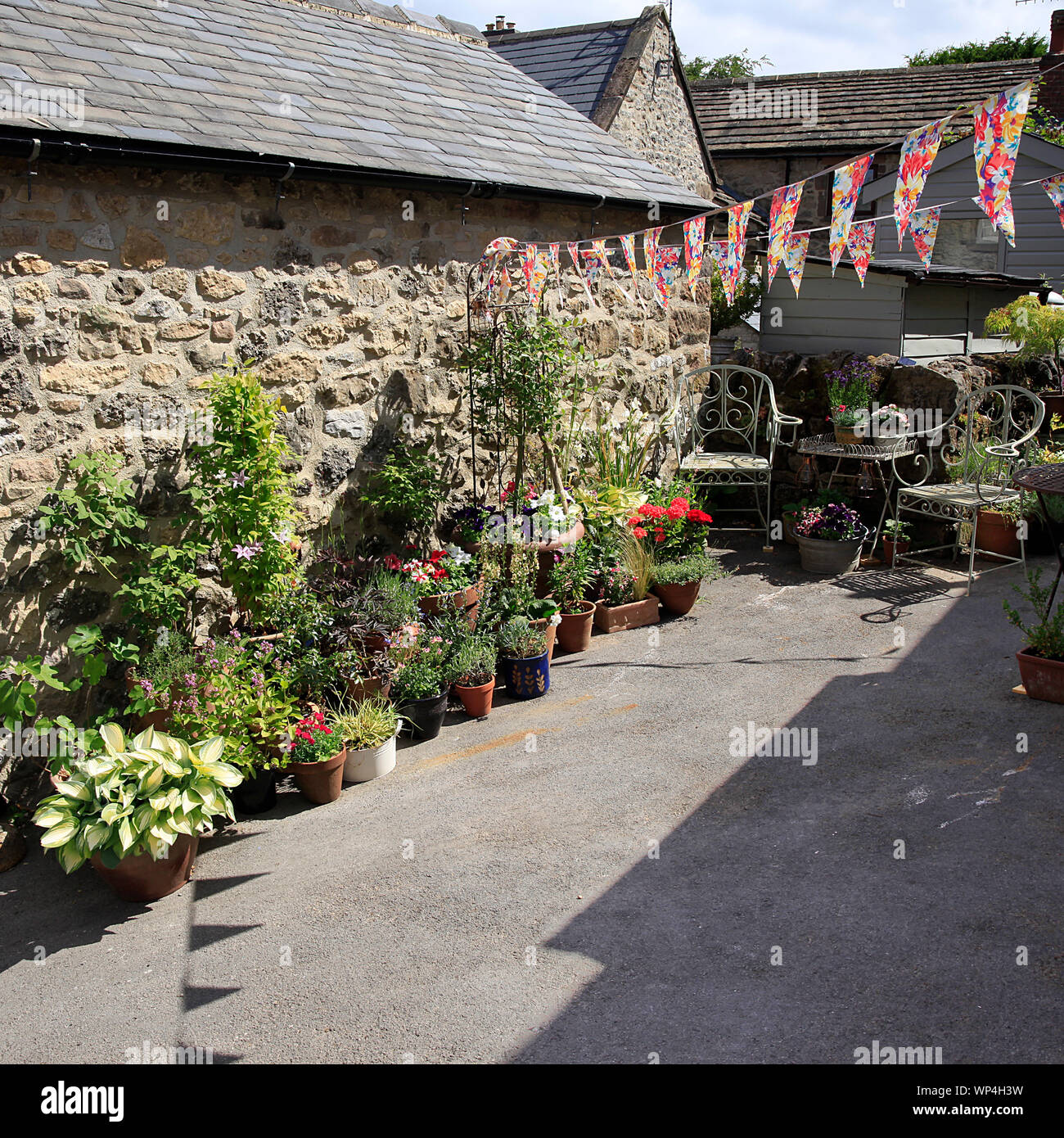 Agréable cour jardin dans Village Winster Derbyshire Banque D'Images