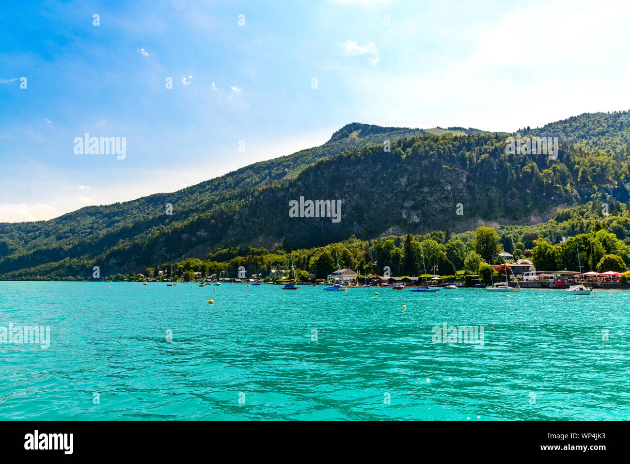 Belle vue sur le lac Wolfgangsee par à St Gilgen avec montagnes des Alpes, Zwolferhorn mountain, bateaux, voiliers. Salzbourg, Salzbourg, Autriche Banque D'Images