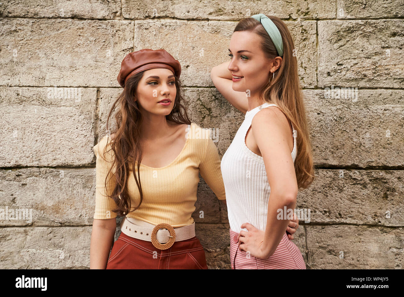 Les jeunes belles filles vêtues de style vintage retro profiter de la vieille ville européenne vie Banque D'Images