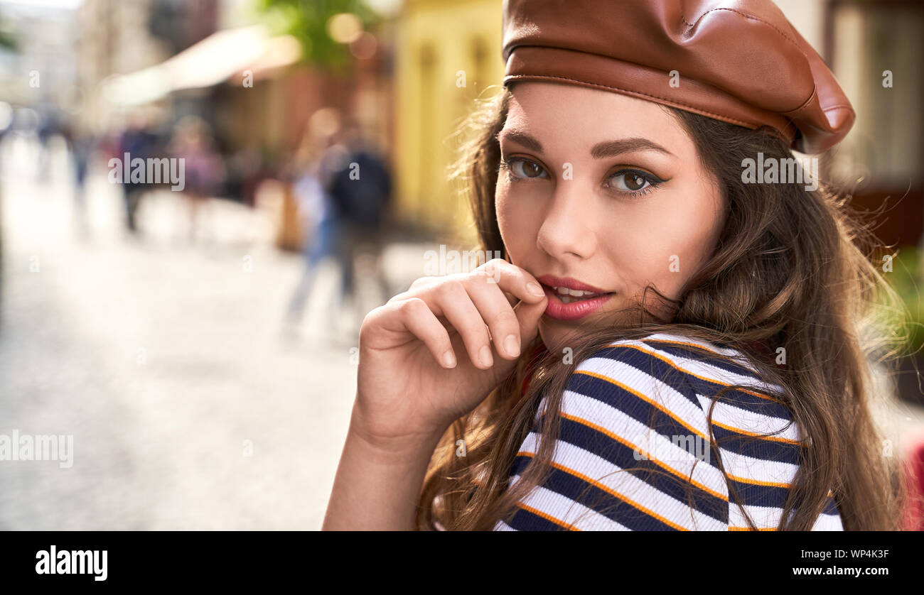 Belle jeune fille vêtue de retro vintage style dans la vieille ville européenne Banque D'Images