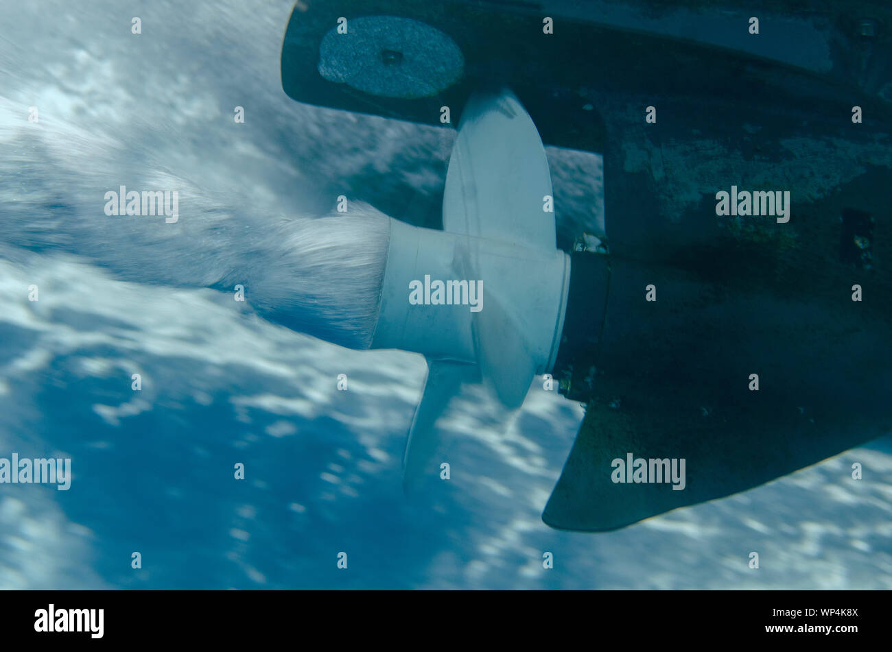 Bateau à moteur, hélice trop de poissons, site de plongée Pulau Koon, Moluques, en Indonésie centrale Banque D'Images