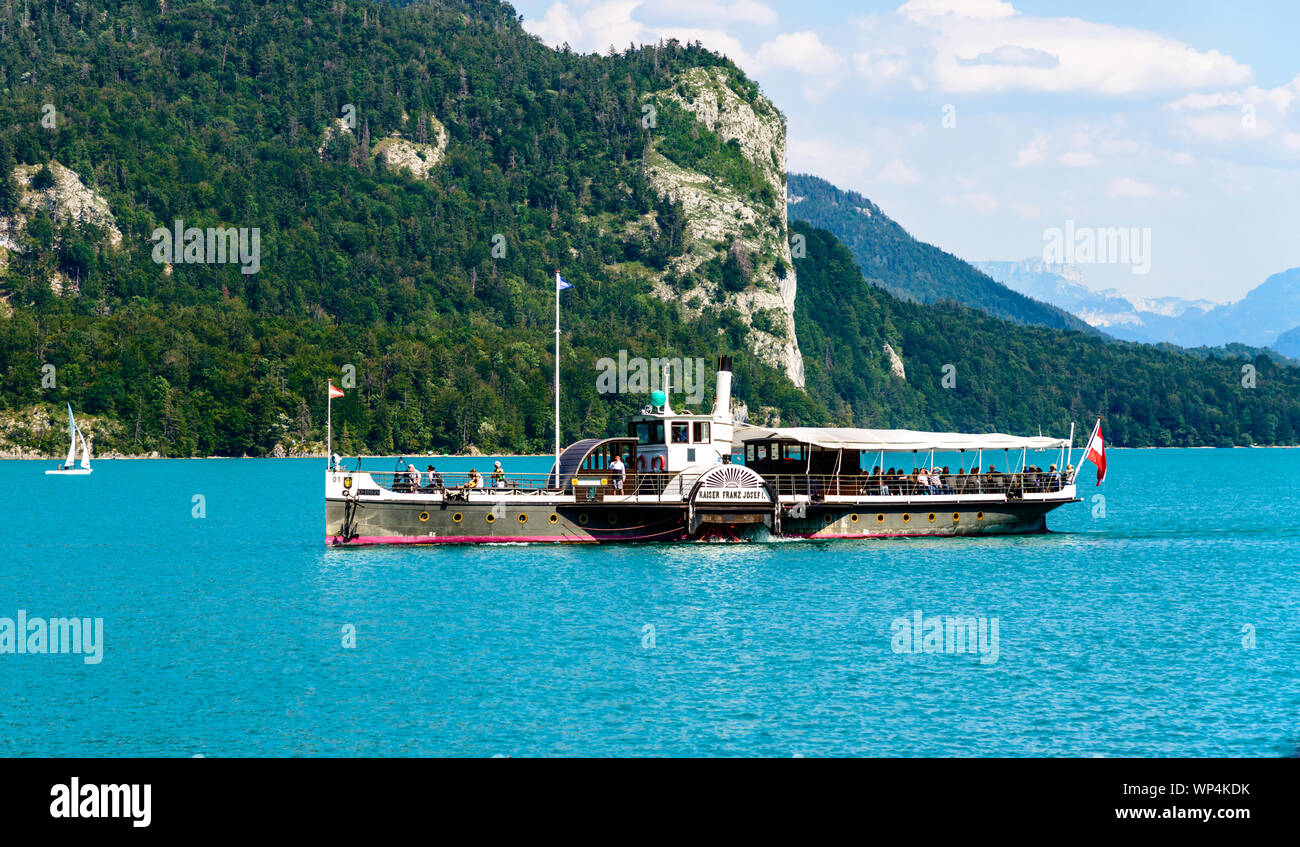 25 Juillet 2019 : Très belle vue sur le lac Wolfgangsee par à St Gilgen avec montagnes des Alpes, bateaux, voiliers. Salzbourg, Salzbourg, Autriche Banque D'Images