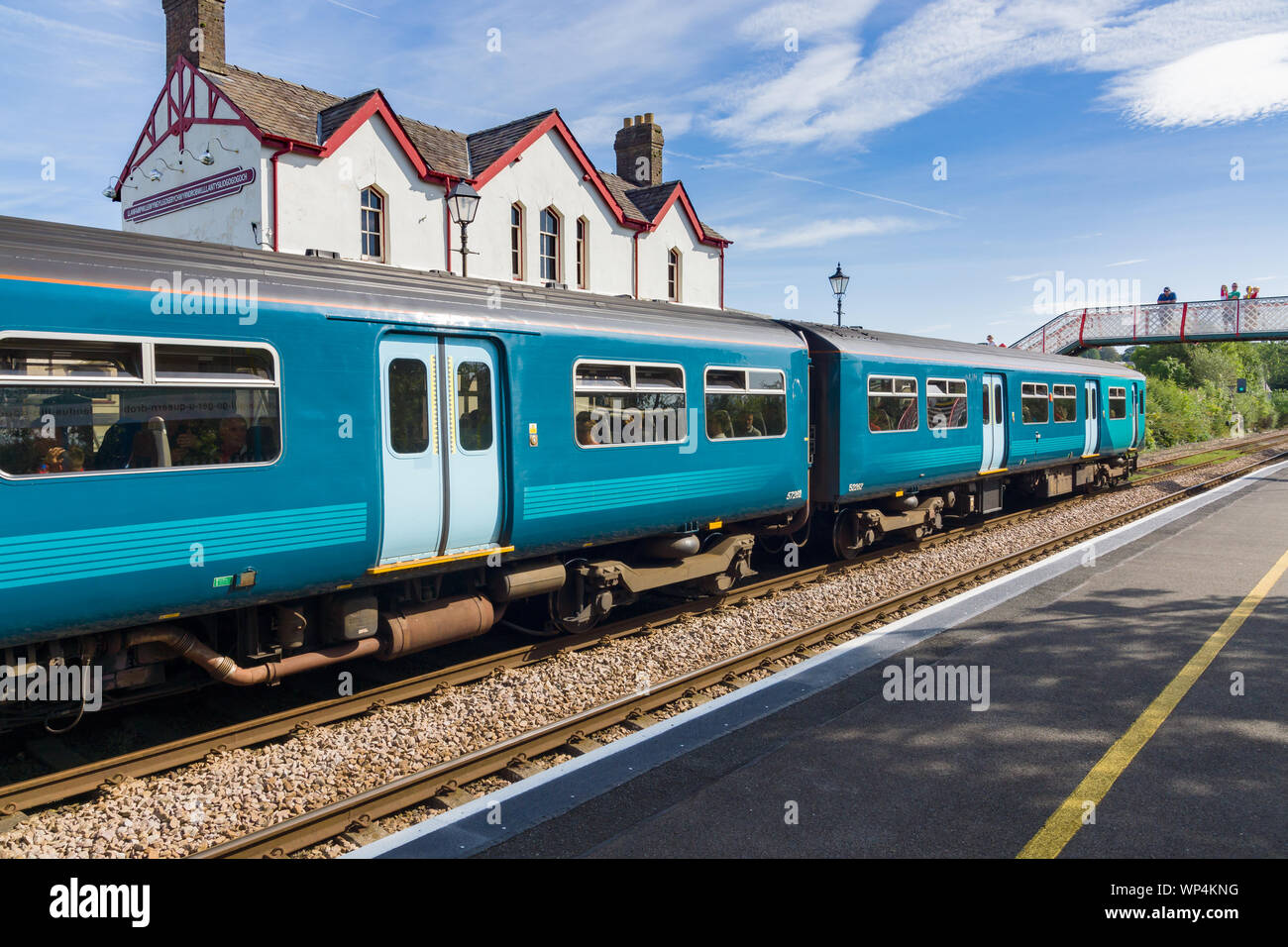 Transport pour le pays de Galles ou DMU diesel train à llanfairpwllgwyngyllgogerychwyrndrobwllllantysiliogogogoch railway station Banque D'Images