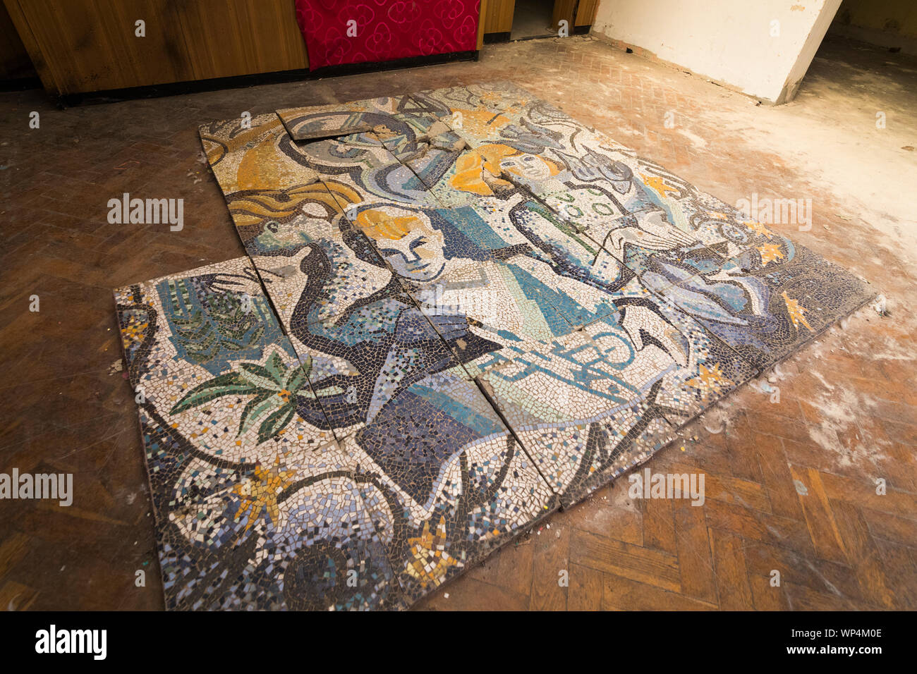 L'art de la mosaïque dans l'ancien communiste siège historique des casernes, 'Haus der Offiziere' abandonné par l'armée russe en 1994, Wünsdorf Allemagne Banque D'Images