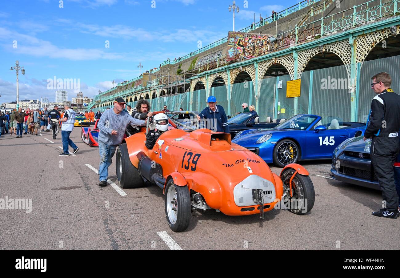 Brighton UK 7 Septembre 2019 - Jim timon dans son Allard J2 obtient une poussée vers le début de l'assemblée annuelle nationale de Brighton Essais de vitesse le long de Madère en voiture sur le front . L'événement est géré par le Brighton and Hove Motor Club et est ouverte aux voitures et motos anciennes et nouvelles avec certains des conducteurs de 80 ans et . Crédit photo : Simon Dack / Alamy Live News Banque D'Images