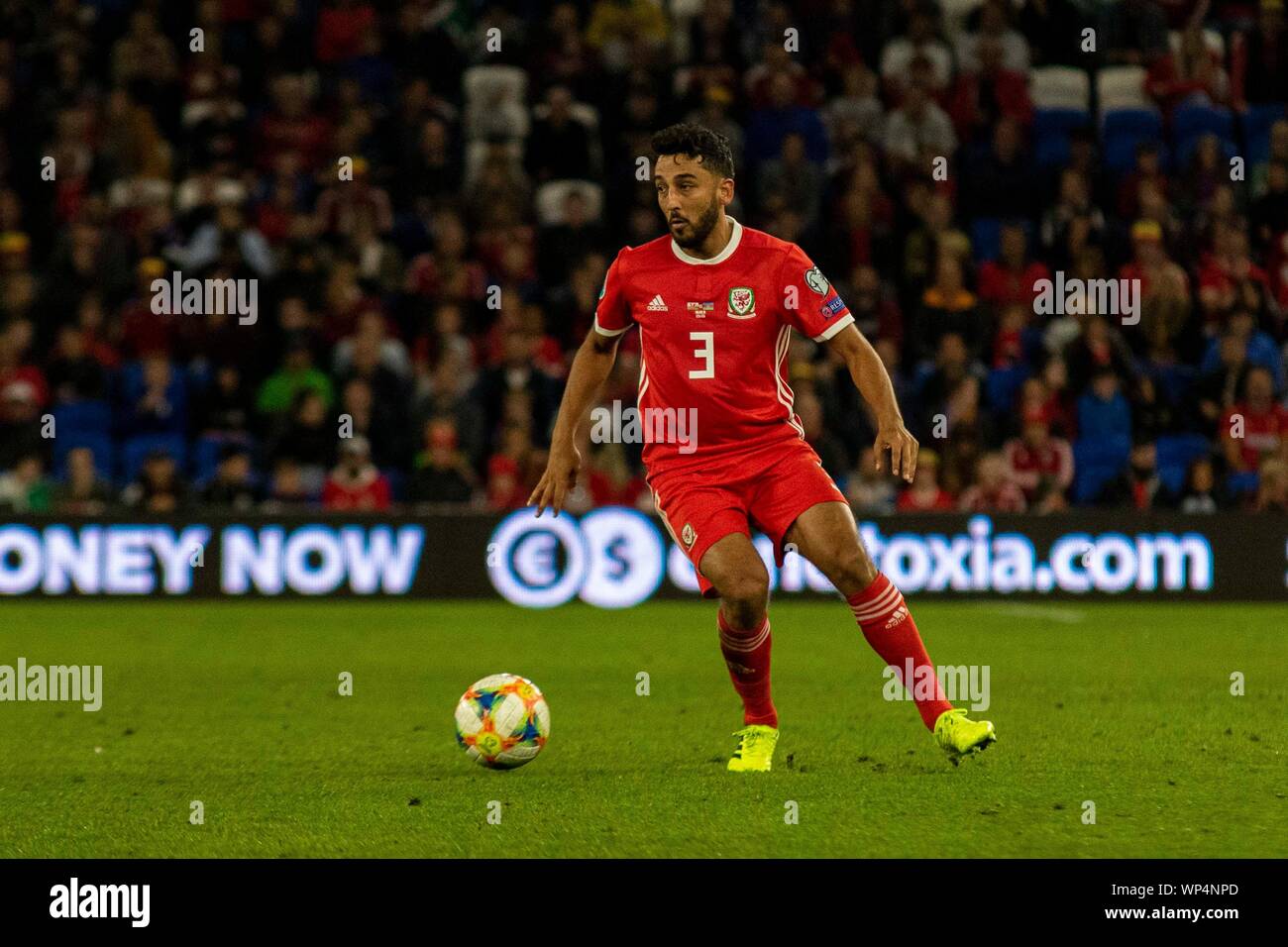 Neil Taylor du Pays de Galles en action contre l'Azerbaïdjan. Pays de Galles v Azerbaïdjan UEFA Euro 2020 Qualificatif au Cardiff City Stadium. Lewis Mitchell/YCPD. Banque D'Images