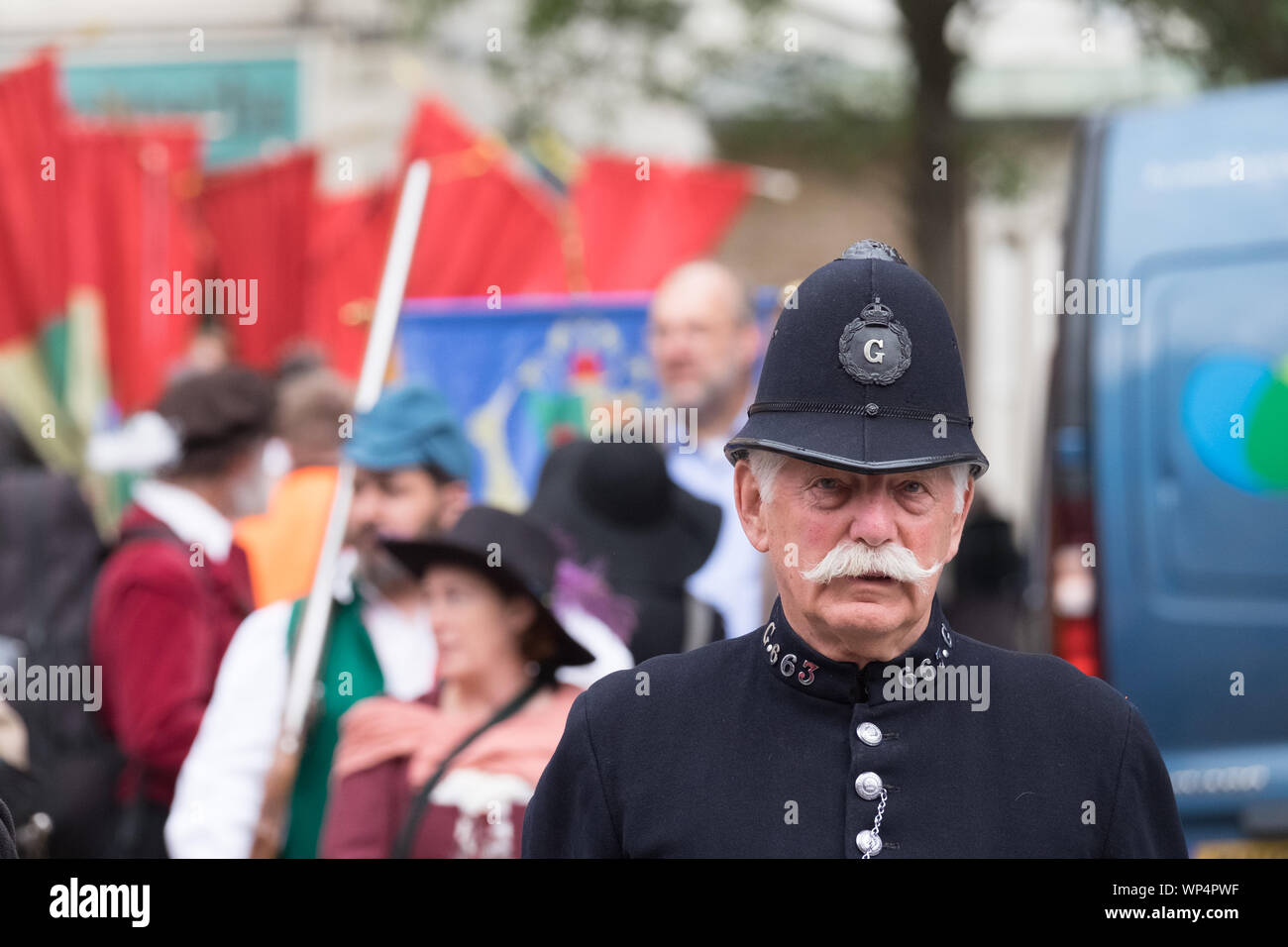 Gloucester, Gloucestershire, Royaume-Uni. 7 septembre 2019. Chaque année, le peuple de Gloucester élit un maire fictif supplémentaire mais à célébrer la contribution d'un citoyen de la ville. Cette année Jaroslaw Kubaszczyk est maire de récompenser sa contribution l'association polonaise. Appelé le faux Maire de Barton le citoyen honoré est lumière coeur ont défilé autour de la ville avant d'être installé avant le vrai Maire et Sherriff. Afin d'assurer la police locale a été conservé. Crédit : Mr Standfast/Alamy Live News Banque D'Images