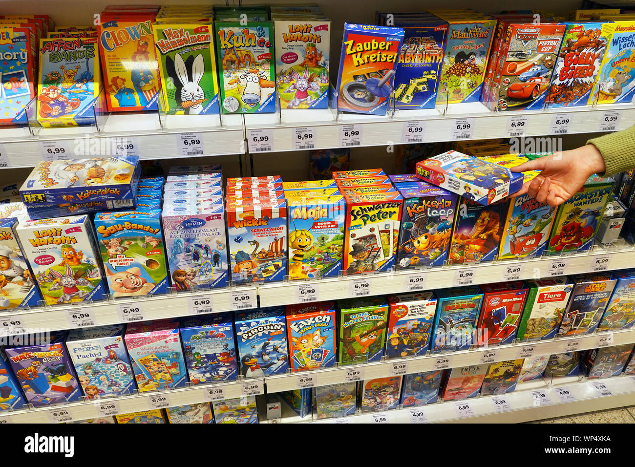 Des jeux de société Ravensburger de boîtes dans un magasin Banque D'Images