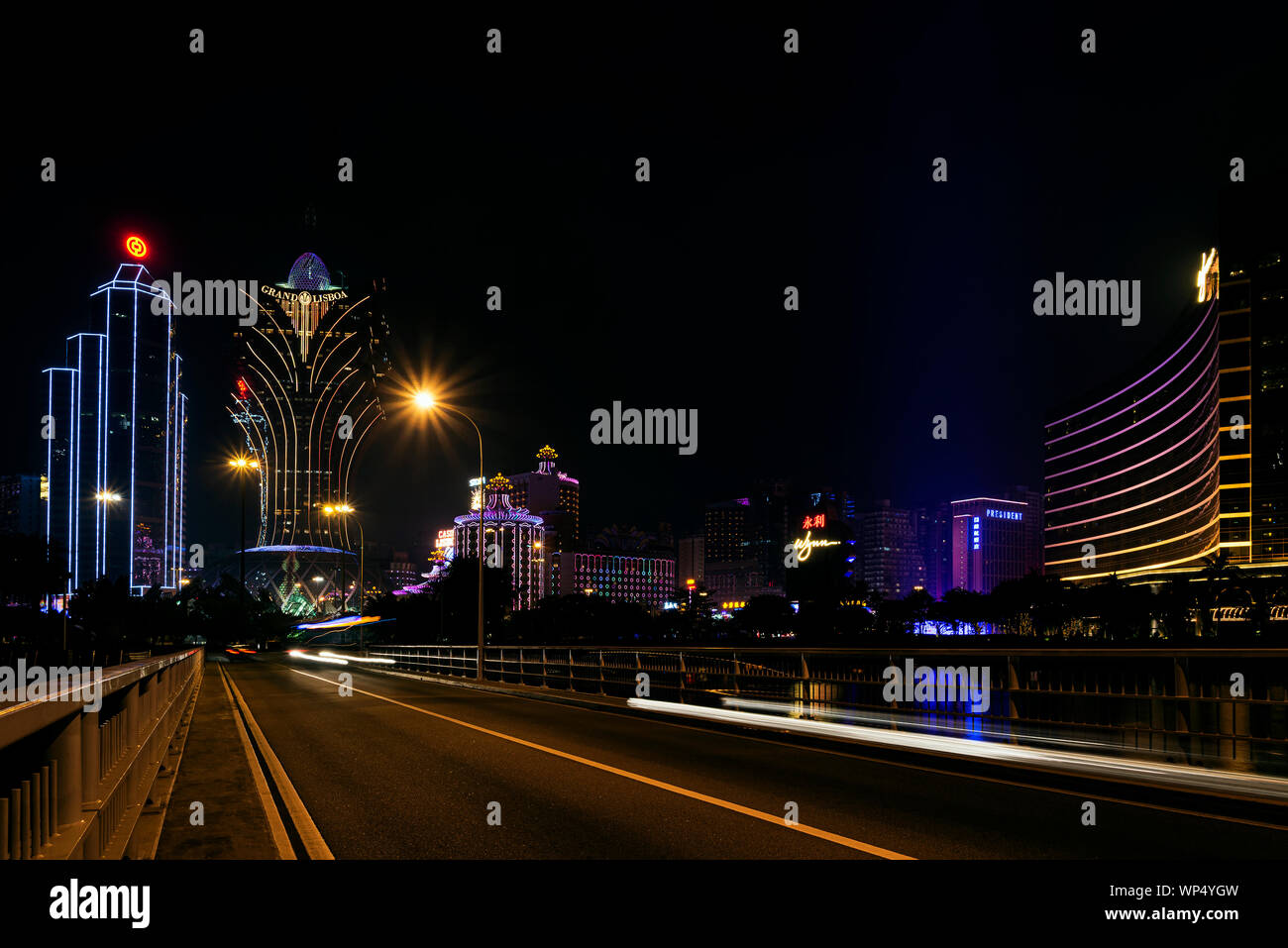 Vue urbaine des bâtiments la nuit casino à Macao, Chine Banque D'Images