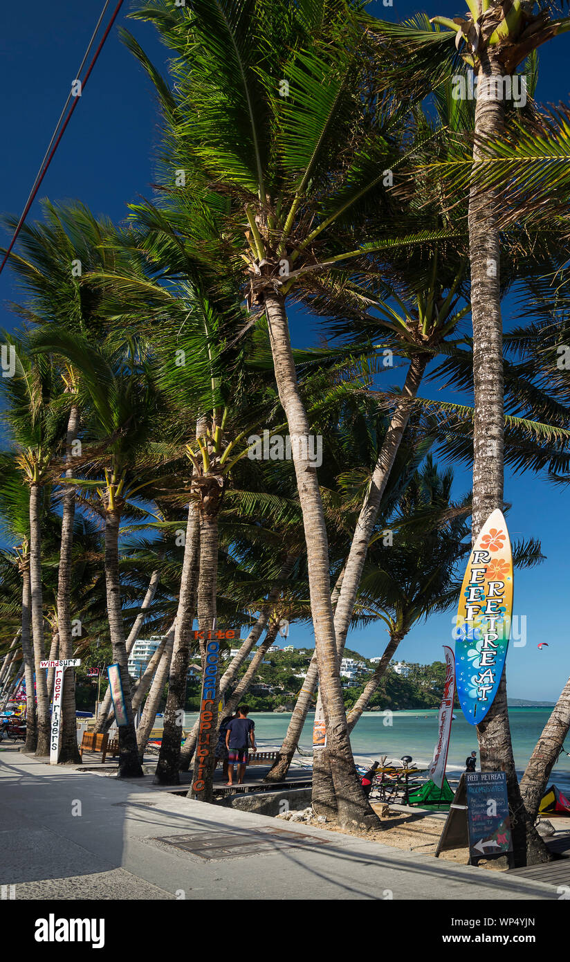 Bolabog beach view avec planche de surf et de palmiers en paradis tropical, l'île de Boracay philippines Banque D'Images