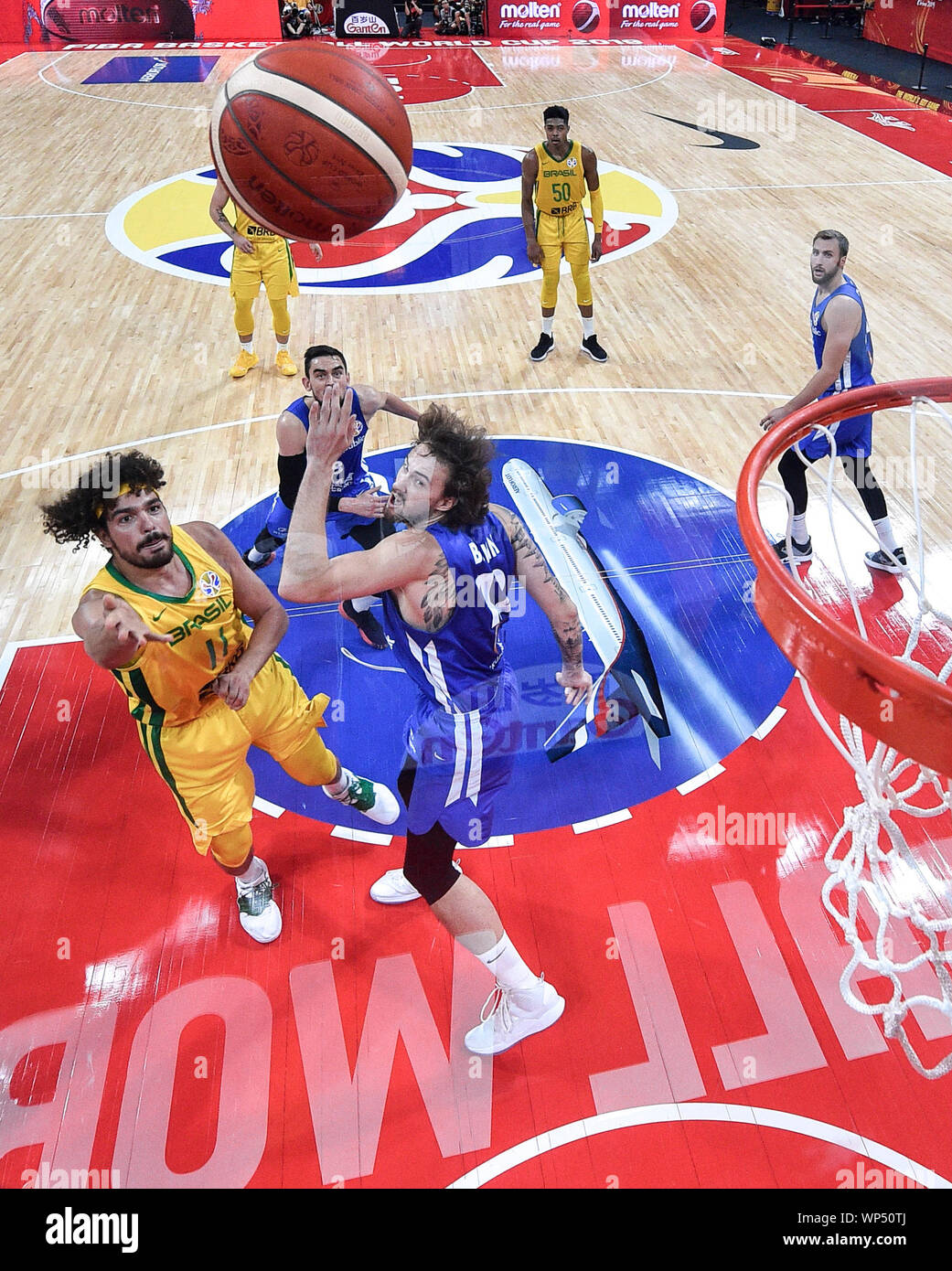 Shenzhen, la province chinoise du Guangdong. Sep 7, 2019. Anderson Varejao bas (L) du Brésil va pour le panier comme Ondrej Balvin bas (R) de la République tchèque défend pendant le groupe K match entre la République tchèque et le Brésil à la Coupe du Monde de la FIBA 2019 à Shenzhen, province du Guangdong en Chine du Sud, 7 septembre 2019. Credit : Xu Chang/Xinhua/Alamy Live News Banque D'Images