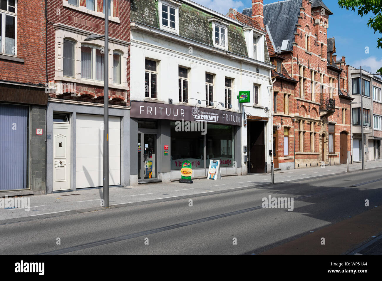 Sint Gillis Waas, Belgique, 30 juin 2019. Frites typique ou friterie belge dans un village où ils vendent aussi des hamburgers Banque D'Images