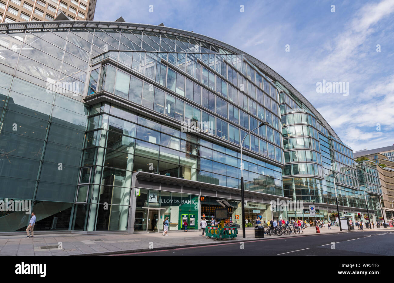 Le Cardinal Place Shopping Centre et de bureaux, d'un immeuble moderne de 2005 à Victoria Street, Westminster, London, England, UK. Banque D'Images