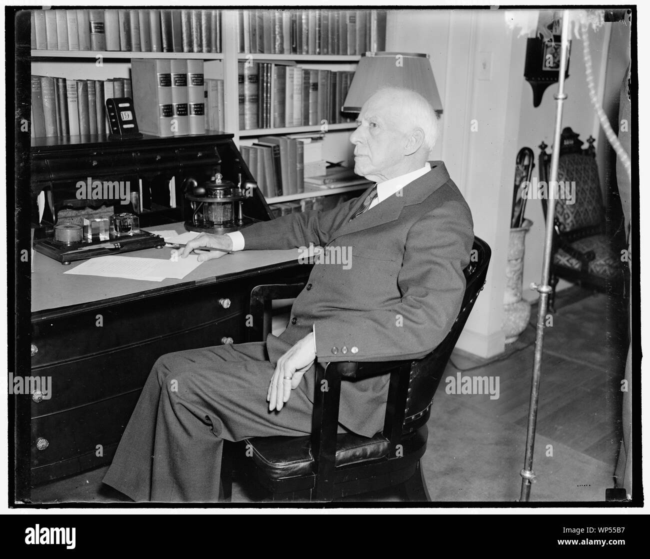 La juge Van Devanter prend sa retraite. Washington, D.C., 19 mai. La justice Willis Van Devanter, après 26 ans de service avec la Cour suprême a envoyé sa démission au Président pour entrer en vigueur le 2 juin, rarement photographié le juge que le photographe de presse pendant le nettoyage de son bureau Banque D'Images