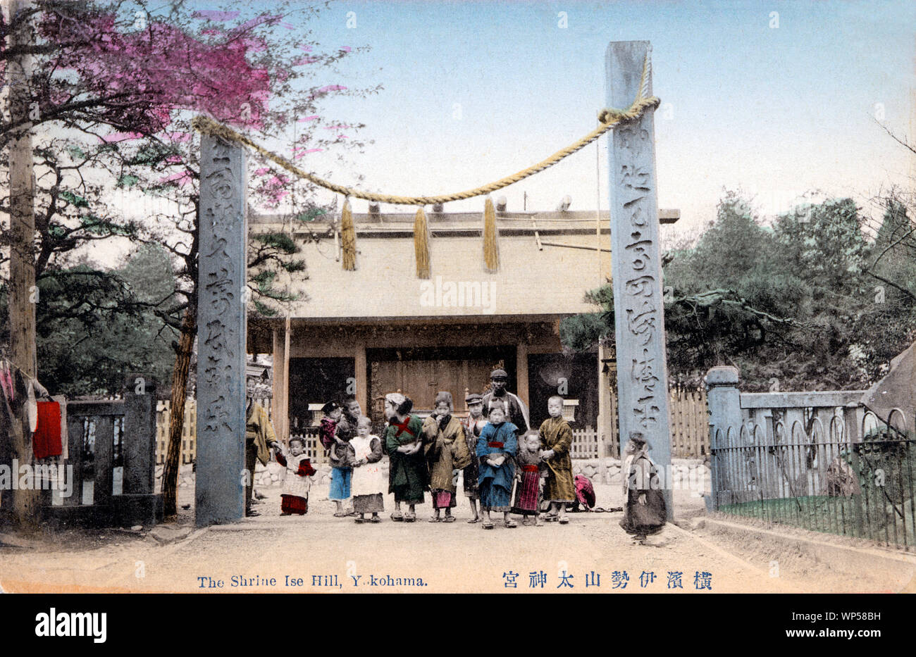 [ 1910 - Japon Les enfants japonais au Sanctuaire Shinto ] - un groupe d'enfants et deux adultes sont inférieures à l'embarquement au Iseyama Kotai-jingu, mieux connu sous le nom de Oise-san, à Yokohama, préfecture de Kanagawa. Construit en 1870, le sanctuaire est dédié à Amaterasu Omikami (déesse du soleil). Il est le grand dieu gardien de culte pour Yokohama. 20e siècle vintage carte postale. Banque D'Images