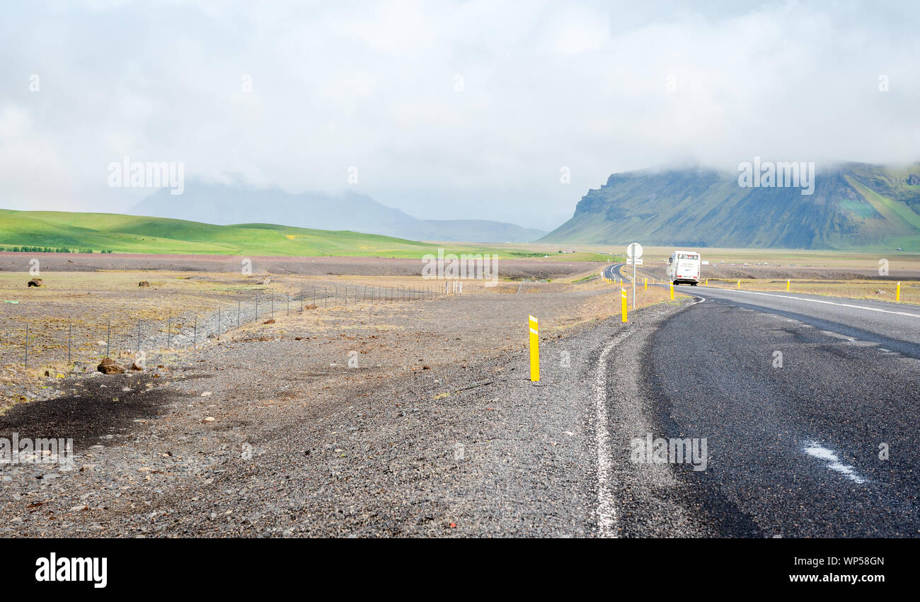 Paysage de montagne le long de la rocade sur la côte sud de l'Islande Banque D'Images