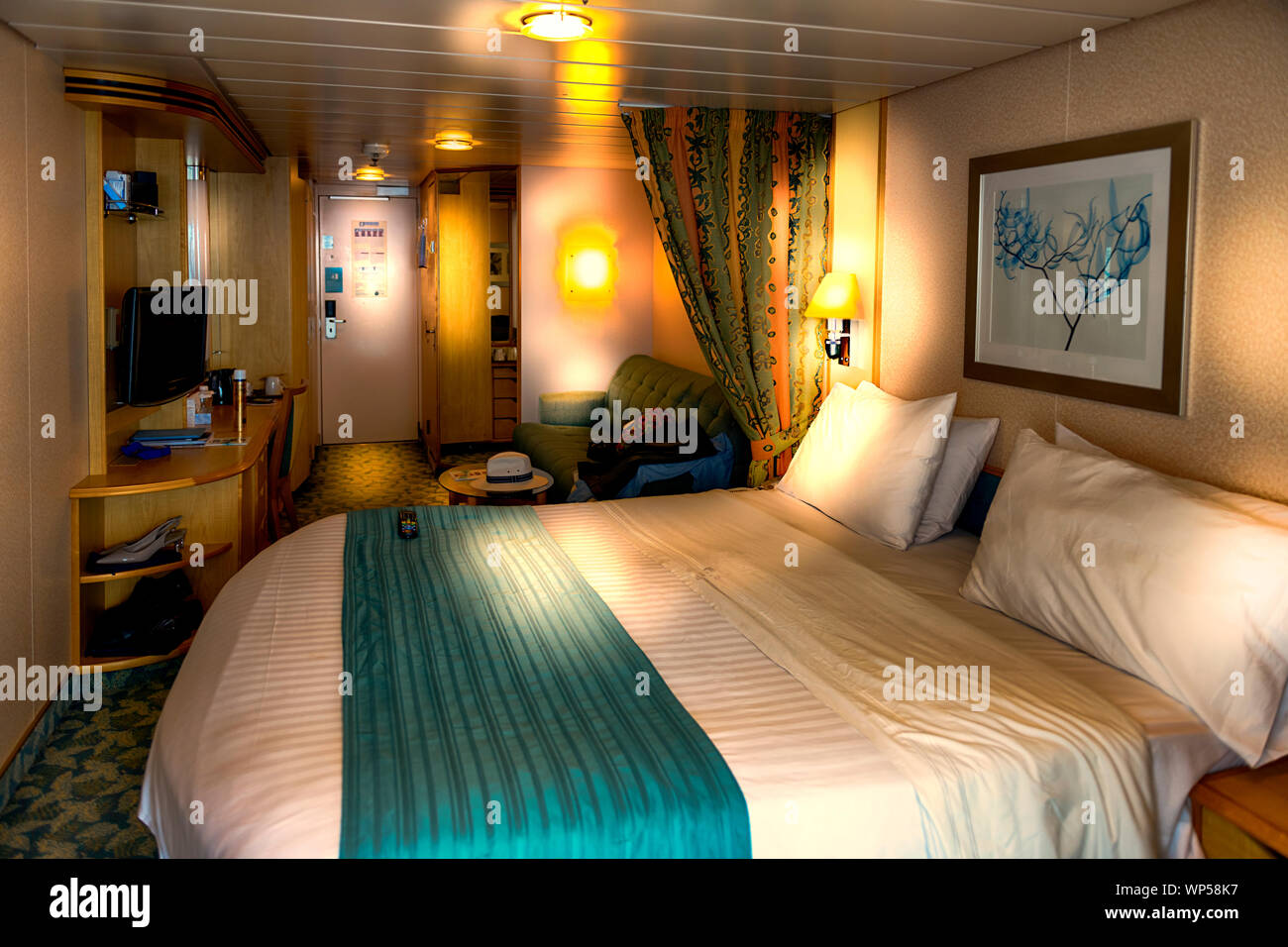 Indépendance de la mer intérieure lit chambre cabine balcon stateroom. Navire de croisière Royal Caribbean indépendance des mers Banque D'Images
