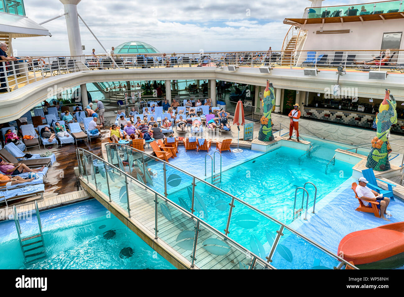 Indépendance de la mer piscine terrasse bateau de croisière piscine activité loisirs Royal Caribbean croisière navire indépendance des mers Banque D'Images