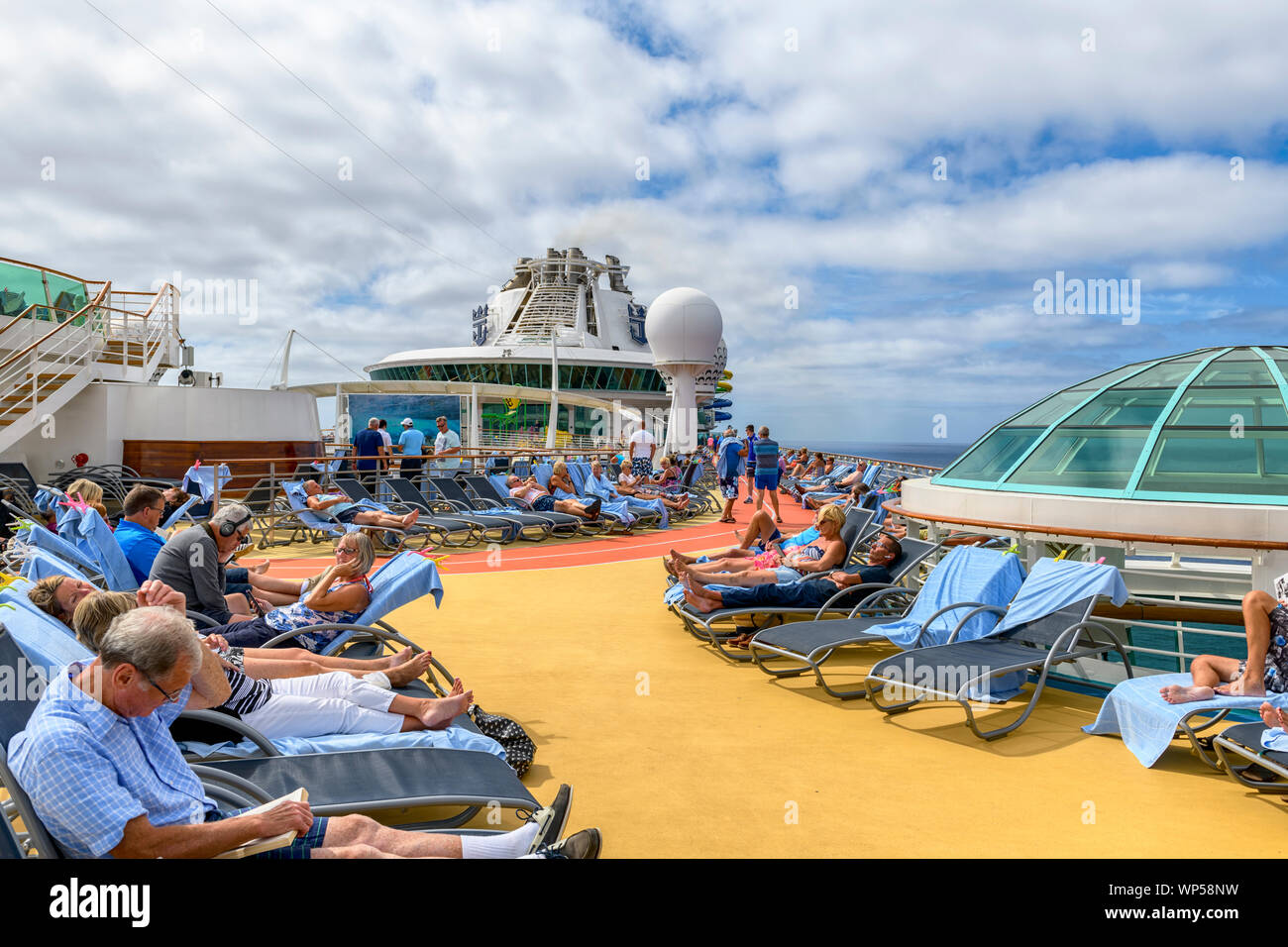 Indépendance de la mer chaises longues pont Royal Caribbean bateau de croisière indépendance de la mer salon terrasse Banque D'Images