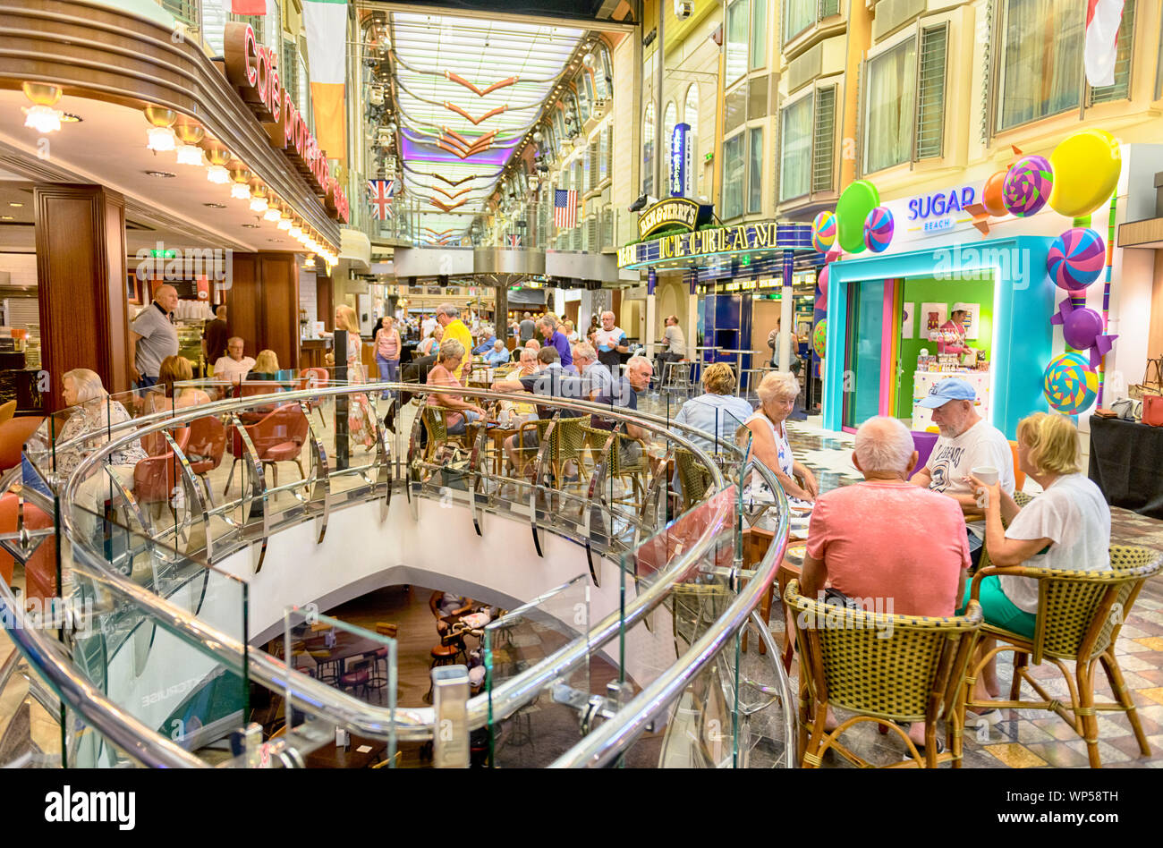 Indépendance des mers boutiques et passagers sur le pont de la promenade royale navire de croisière Royal Caribbean indépendance des mers. Banque D'Images