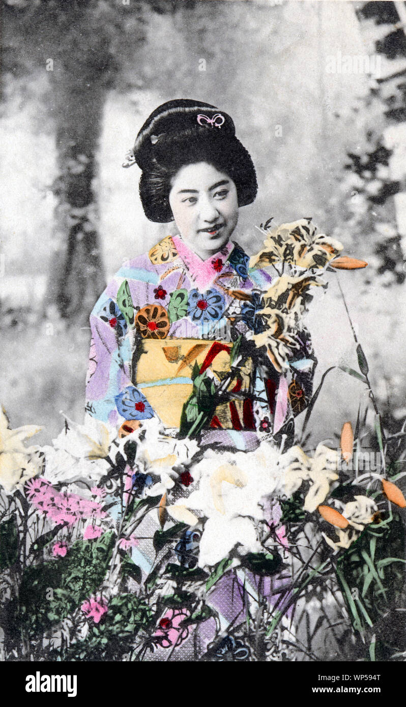[ 1910 - Japon La Geisha Manryu ] - La célèbre geisha (萬龍 Manryu) est né en 1894 (27) comme Shizu Meiji (田向静 Tamukai). À l'âge de 7 ans Manryu a été adopté par une Okiya (maison de geisha ou maiko) à Akasaka. Manryu était un modèle très populaire pour les cartes postales de belles femmes (美人絵葉書, Bijin Ehagaki). En même temps elle a été élue la plus belle femme au Japon par les lecteurs d'un magazine. Elle apparaît également dans des affiches des cosmétiques et des commerces. kimono 20e siècle vintage carte postale. Banque D'Images