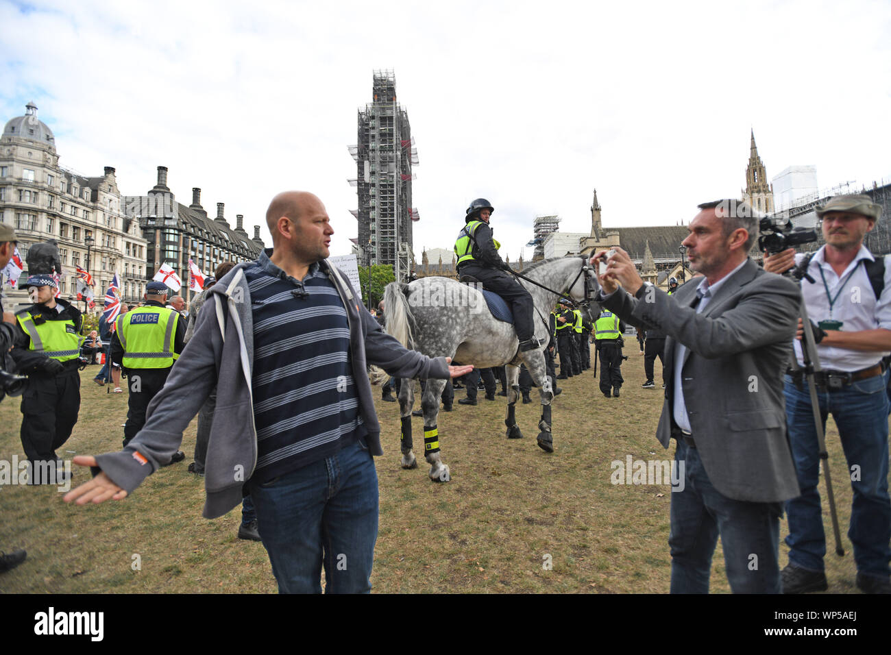 Un manifestant pro-Brexit (à gauche) pour le commentateur parle Paul Mason devant les Maisons du Parlement à Westminster, Londres. Banque D'Images