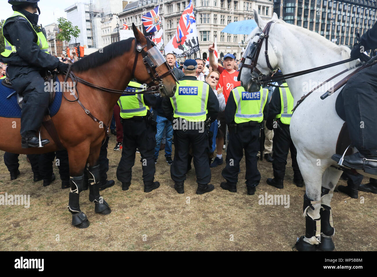 London UK. 7 septembre 2019. La Police à cheval créer un cordon pour séparer l'extrême droite Pro Brexit membres de la Football Alliance Démocratique Lads de partisans de l'UE Mars pour changer Crédit : amer ghazzal/Alamy Live News Banque D'Images