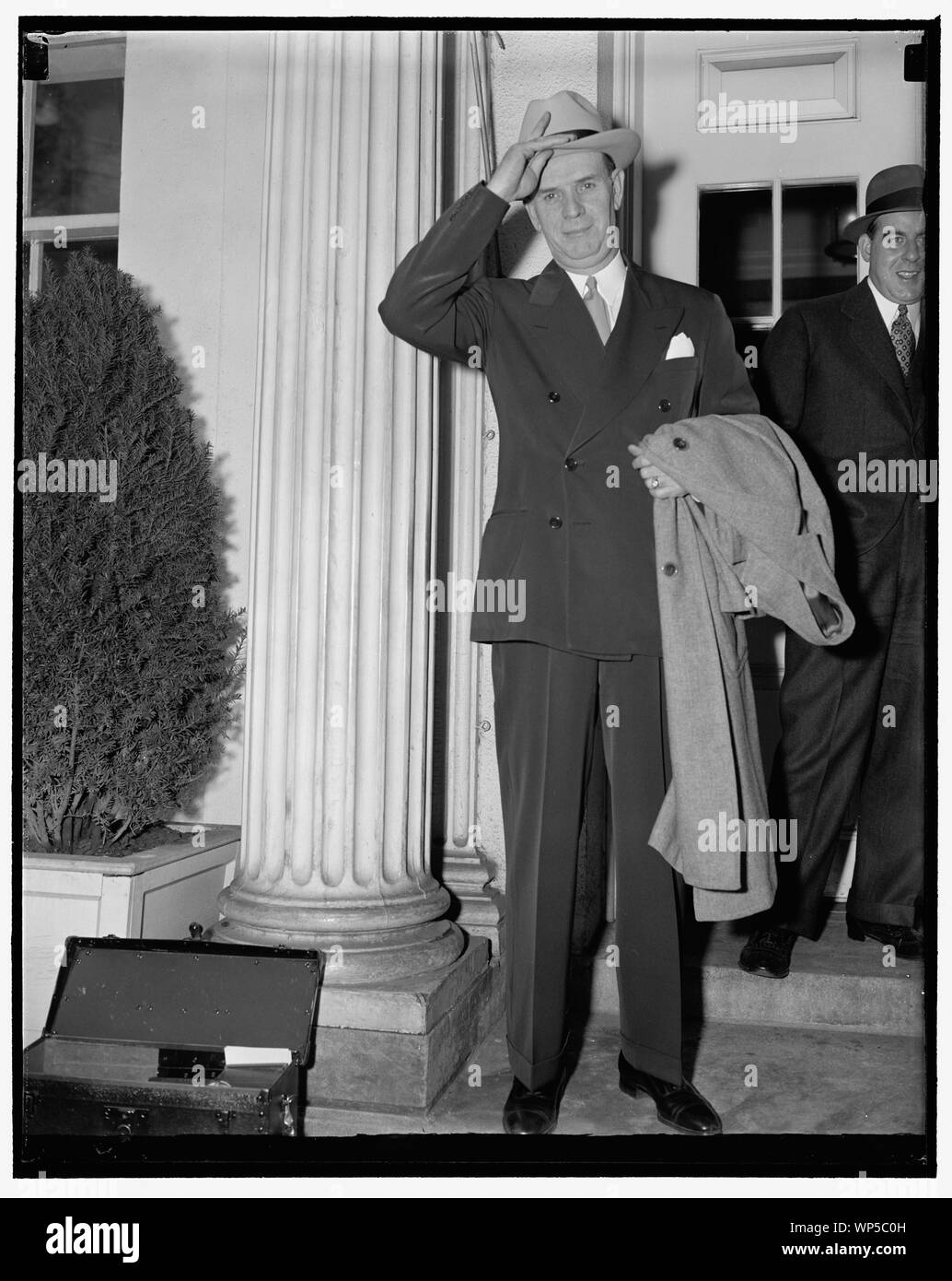 Le procureur de district de Kansas City voit le président Roosevelt. Washington, D.C., le 18 avril. Maurice Milligan, procureur de district des États-Unis dans la région de Kansas City, qui est engagé dans l'enquête portant sur l'impôt sur le revenu patron Tom Pendergast, photographié alors qu'il quittait la Maison Blanche aujourd'hui. Il a dit qu'il a appelé que sur une visite sociale Banque D'Images