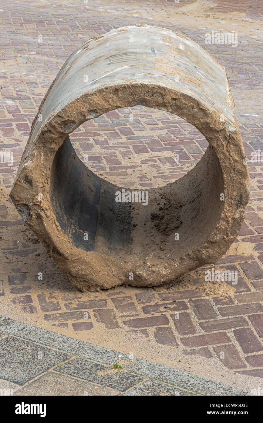 Partie d'une ancienne canalisation d'égout en béton situé sur la rue Banque D'Images