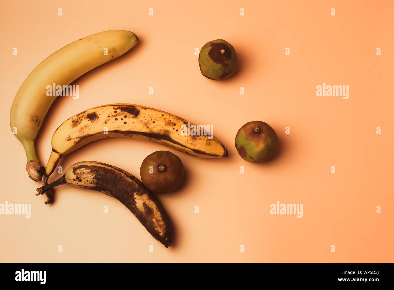 Modification de bananes fruits laid de venu de plus gâtés avec des taches marron et carié limes isolés. Le concept de fruit n'est pas commercialisable pour Banque D'Images