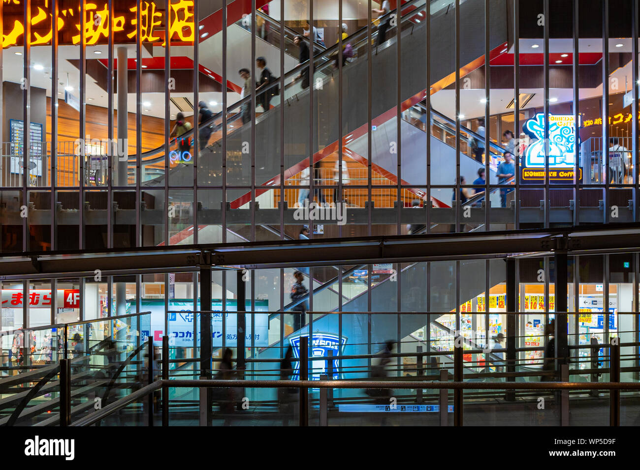 Fukuoka, Japon - 13 juillet 2019 - le 13 juillet 201, les gens utilisent des escaliers roulants pour monter et descendre dans l'un des bâtiments du centre commercial de Fukuoka, au Japon Banque D'Images