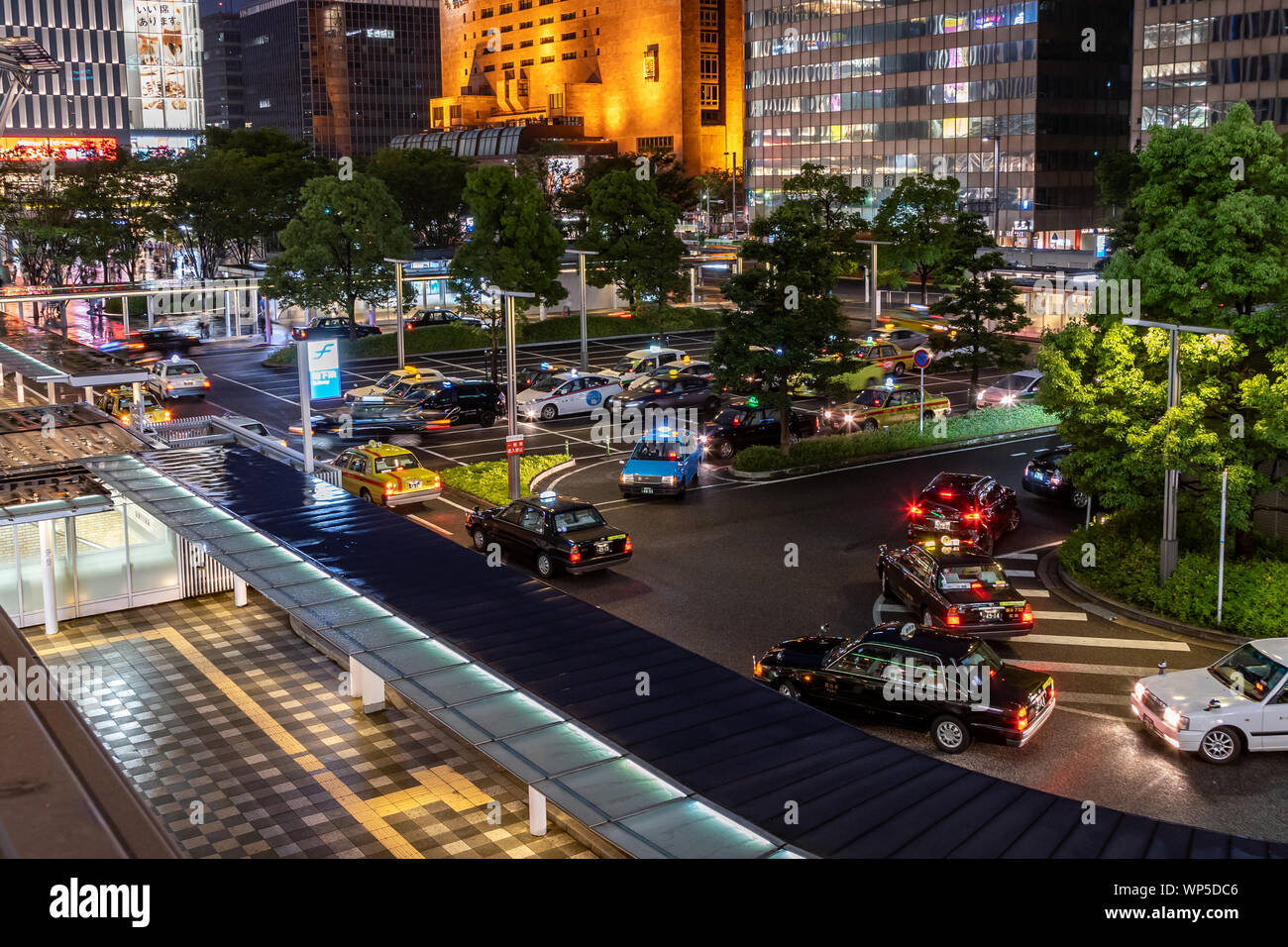 Fukuoka, Japon - 13 juillet 2019 - Taxis et voitures viennent pour les passagers à la gare de Hakata, le 13 juillet 2019 nuit à Fukuoka, Japon Banque D'Images