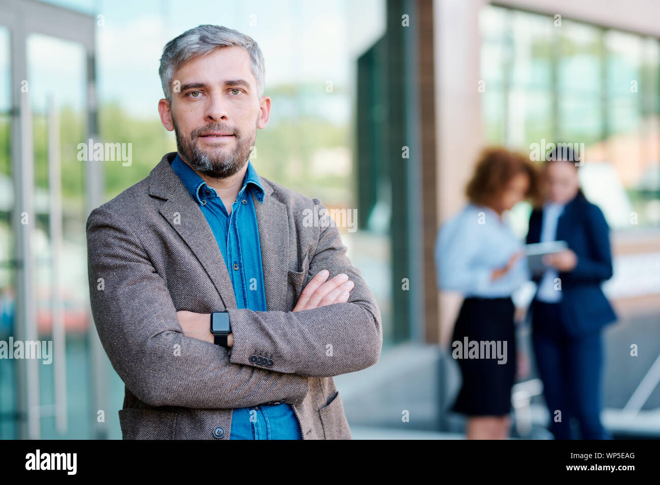 Certain chef de business team standing in front of camera par office building Banque D'Images