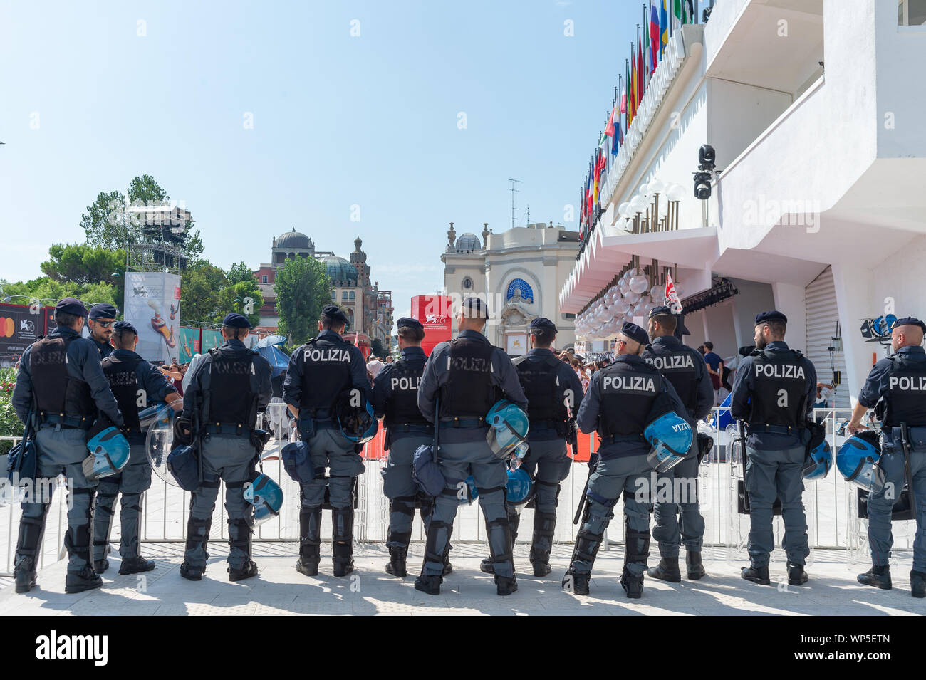 Venise, Italie - 07th Septembre, 2019. Le contrôle de la police proteste contre le changement climatique avant le tapis rouge de la cérémonie de remise des Prix Festival International du Film de Venise au Palazzo del Cinema sur Septembre 07, 2019 à Venise, Italie. © Roberto Ricciuti/éveil/Alamy Live News Banque D'Images